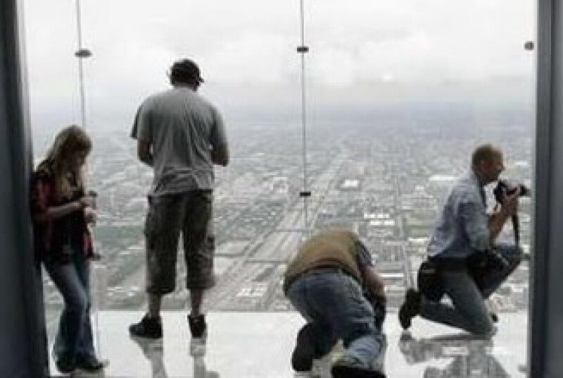 El balcón The Ledge en la Torre Sears se encuentra en Chicago, ciudad famosa por sus rascacielos. (Foto: Reuters)