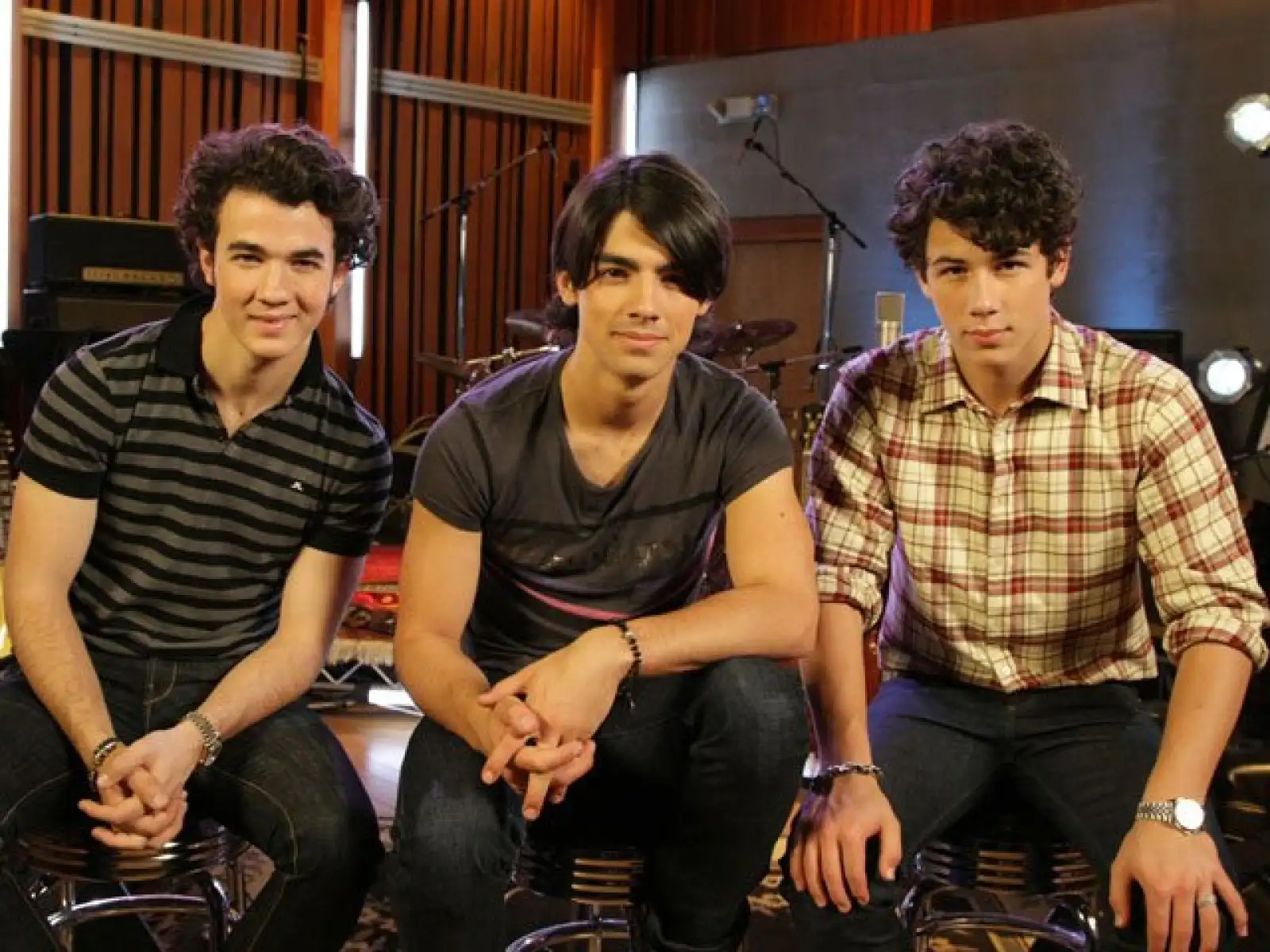 Los hermanos Nick, Joe y Kevin Jonas (16, 19 y 21 años), de los Jonas Brothers, también recolectaron  25 millones de dólares.