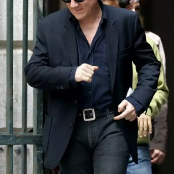 Pasos atrás salió el novio, con una discreta sonrisa y vestido un poco más formal que su esposa, con jeans, saco y camisa.