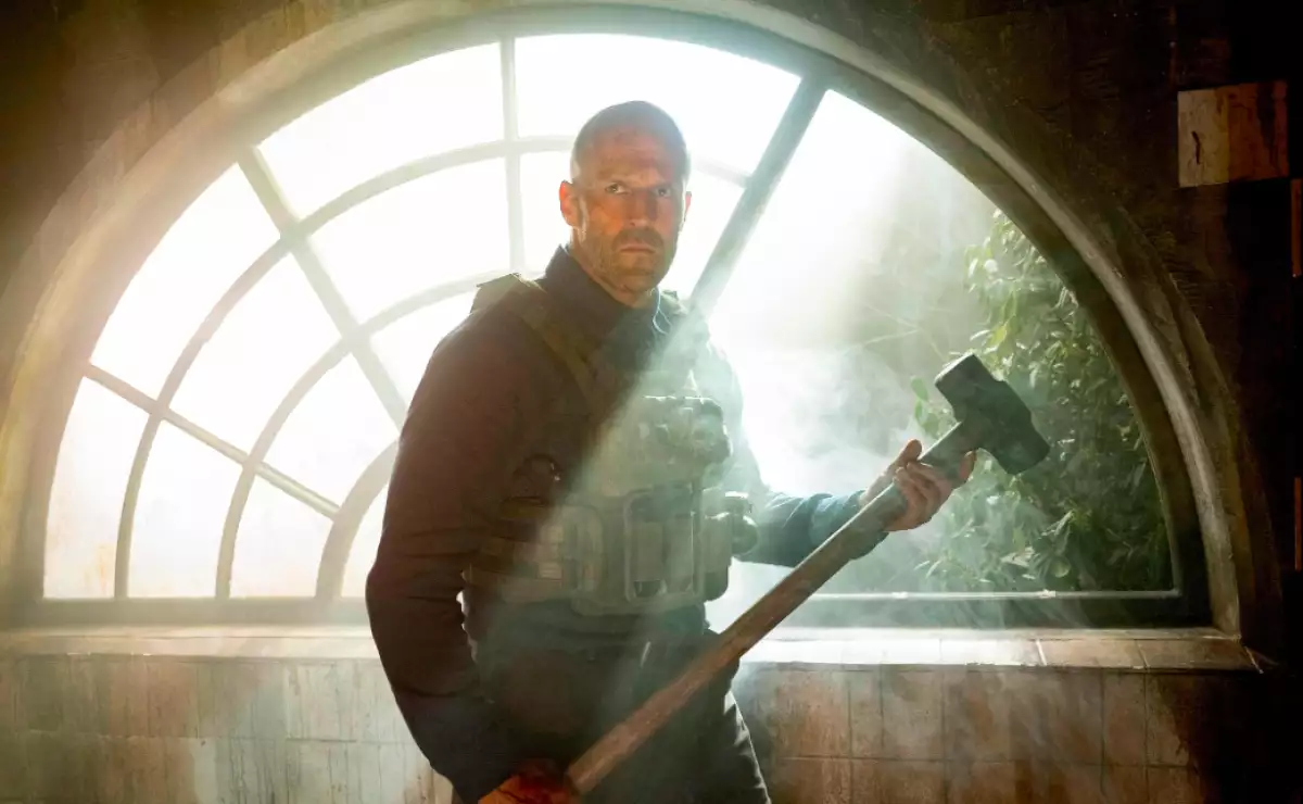 Foto de una escena de 'A Working Man' con el protagonista Jason Statham cargando un mazo entre las manos.