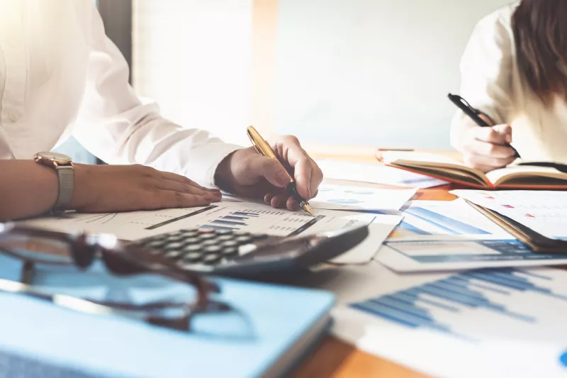 México gasta más de lo que gana, compensa faltante con deuda pública