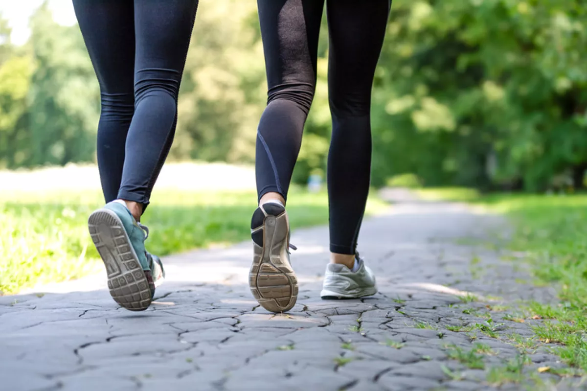 Amigas saliendo a caminar.