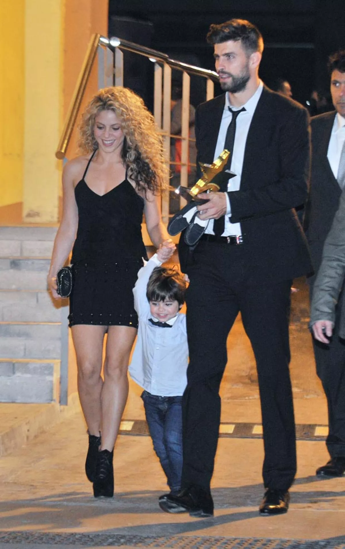 A la salida del evento, parece que Milan anduvo muy travieso, pues hasta se quitó sus zapatitos, mismos que Gerard llevaba en la mano.