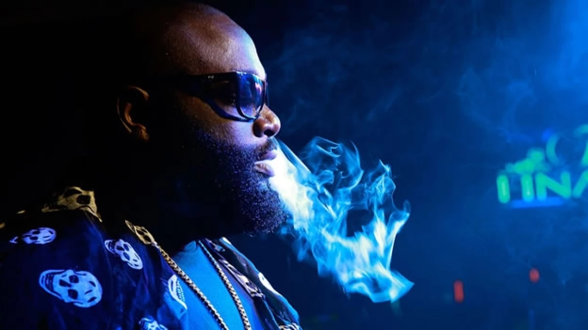 Rick Ross suele fumar en el escenario durante sus presentaciones, como esta de septiembre de 2014 en la ciudad de Nueva York