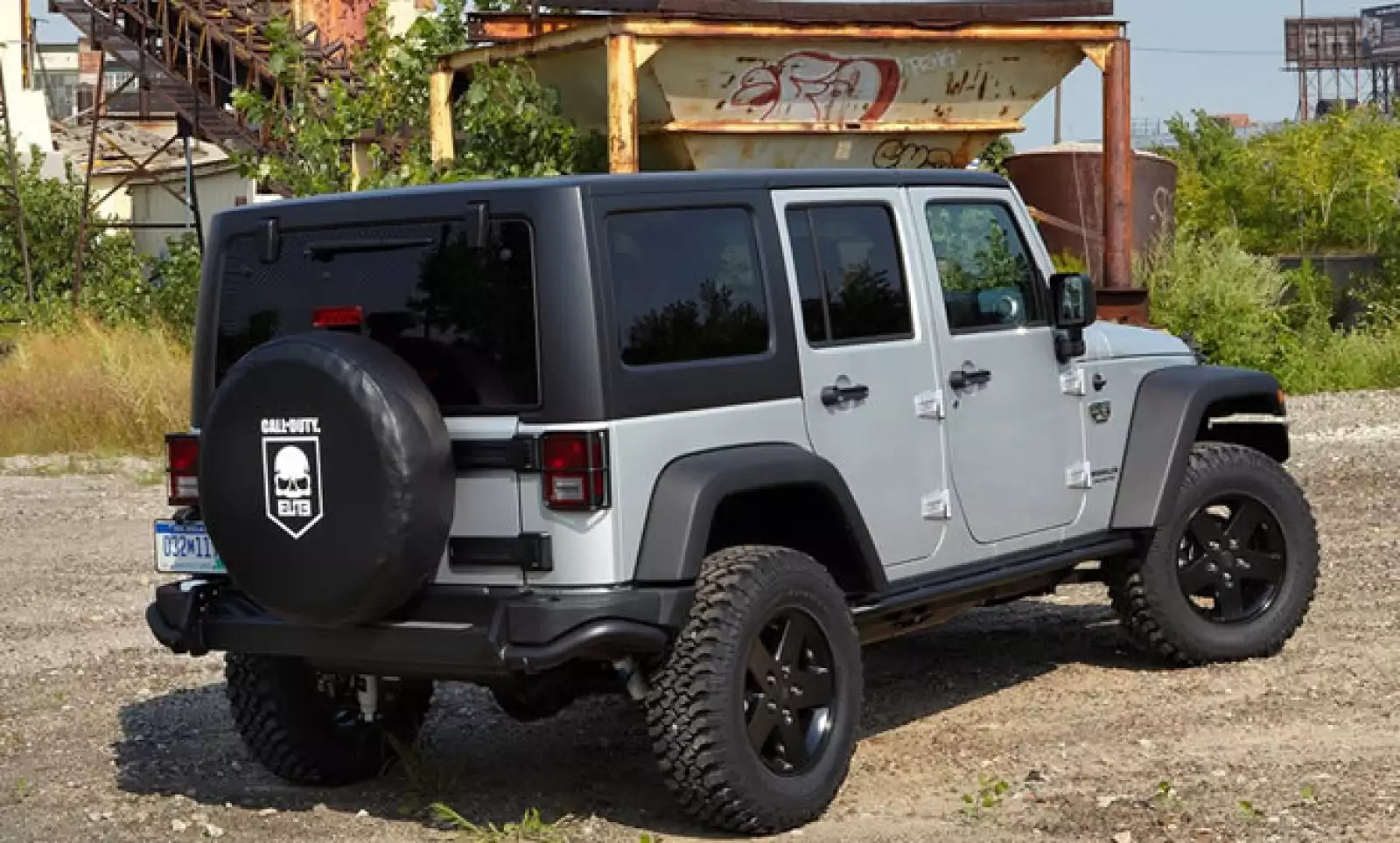 El vehículo estará disponible en color negro y plata brillante, y en el exterior tendrá el logotipo de MW3.