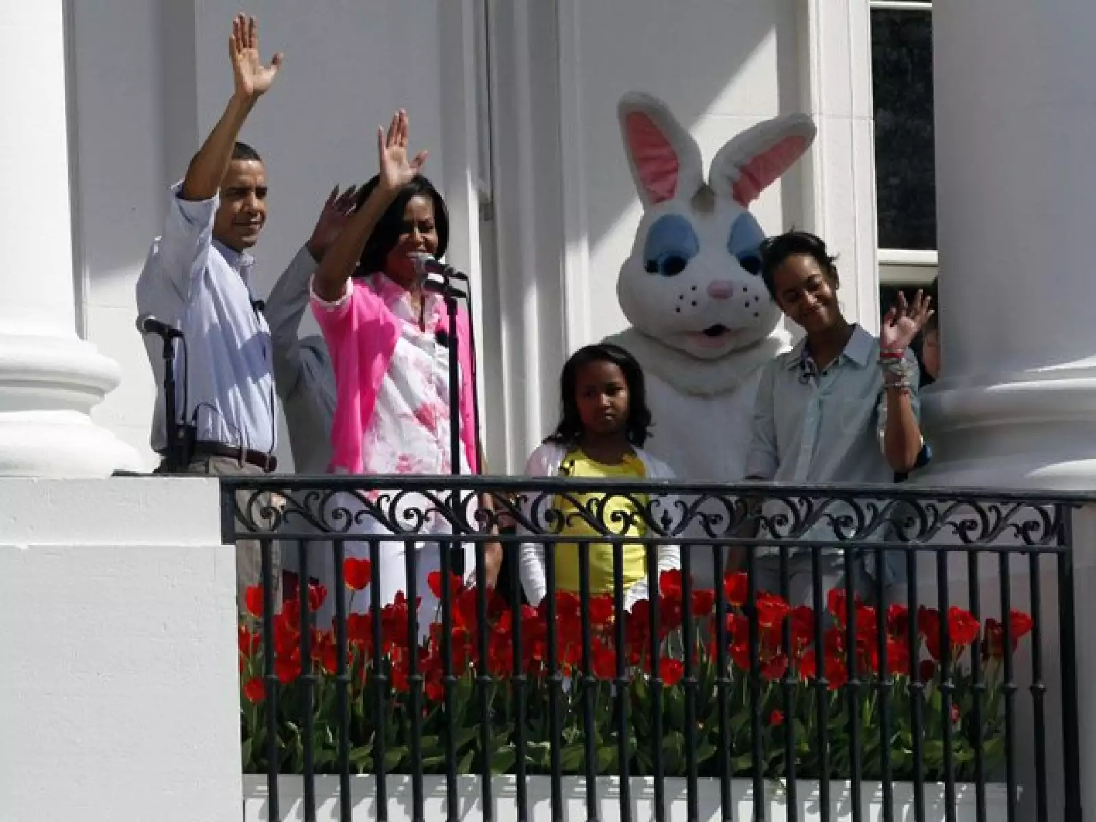 Se esperaba que al final del evento, 30 mil personas desfilaran por la residencia presidencial.