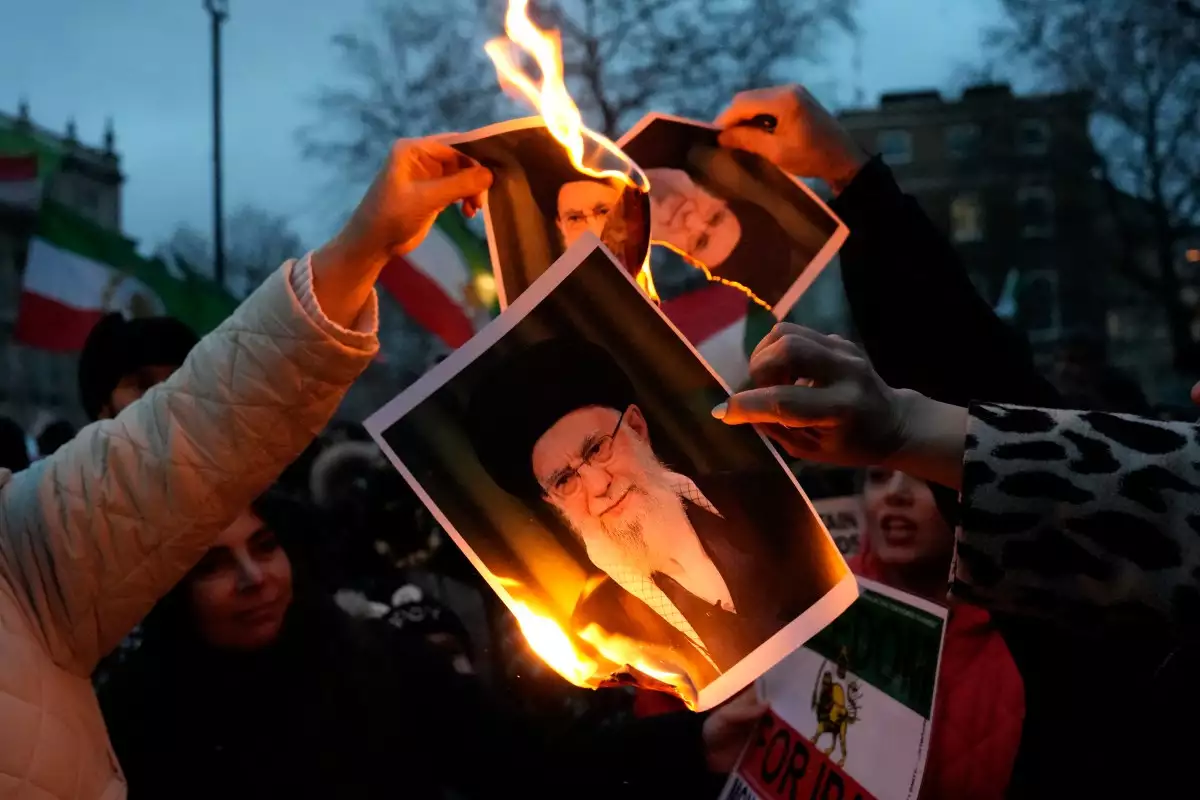 Los manifestantes queman imágenes del ayatolá Ali Khamenei durante un mitin celebrado en Solidaridad con el Levantamiento de Irán, organizado por el Consejo Nacional de Resistencia de Irán, en Whitehall, en el centro de Londres, el 11 de enero de 2026, para protestar contra la represión del régimen iraní contra el acceso a Internet y "reconocer su derecho a la autodefensa contra las fuerzas del régimen".