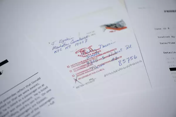 Esta ilustración fotográfica tomada en Washington, DC, el 23 de diciembre de 2025, muestra un nuevo lote de archivos publicados el martes por el gobierno de los Estados Unidos en relación con el notorio delincuente sexual Jeffrey Epstein.