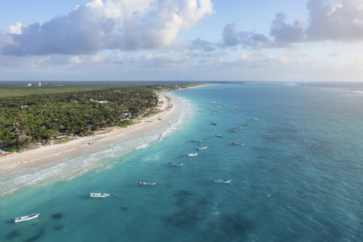 Vista de la playa paradisíaca del tropical Resort Riviera Maya-Costa Caribe en Tulum en Quintana Roo, México.