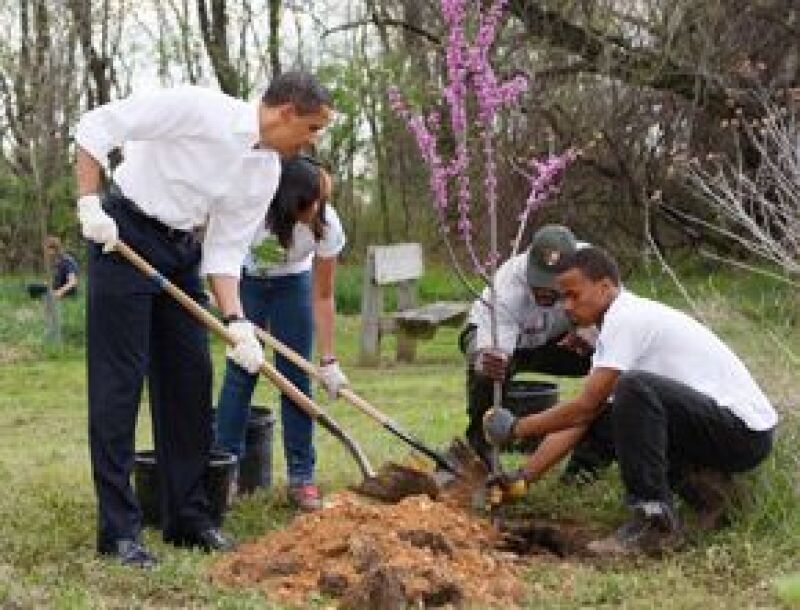 El presidente de Estados Unidos está interesado en fomentar a la población norteamericana los beneficios del servicio público, por lo que ayudó a plantar árboles con varios jóvenes y el ex mandatario.