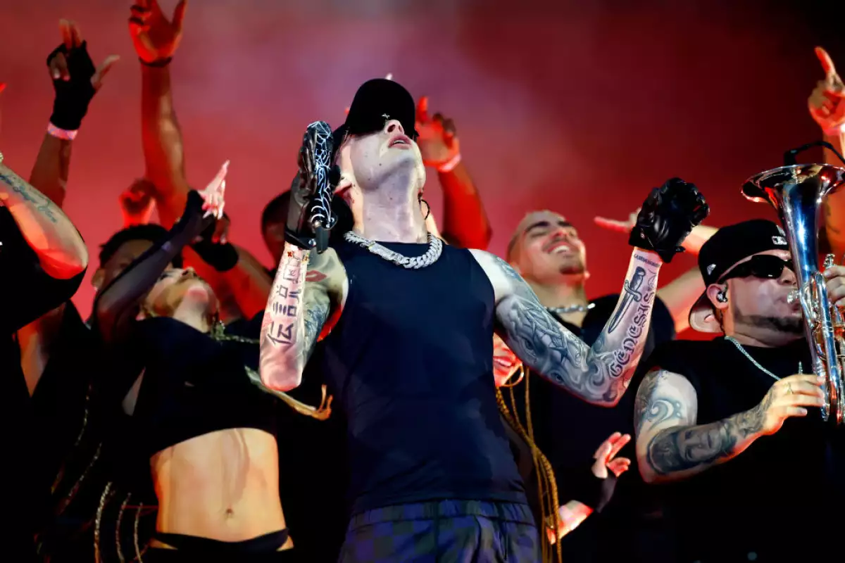 Peso Pluma durante su presentación el segundo fin de semana del Coachella 2024.