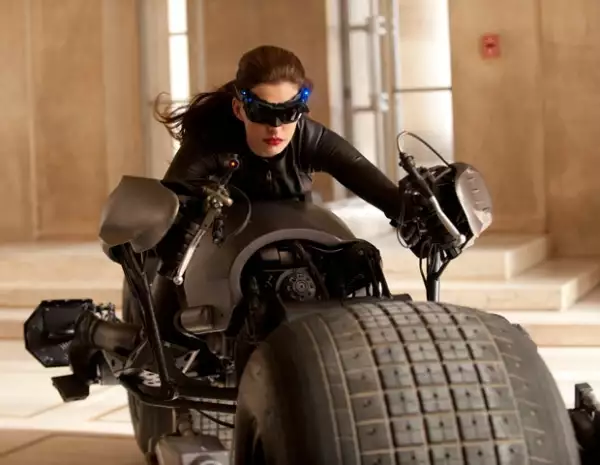 Anne Hathaway ya se perfila como la sexy catwoman.