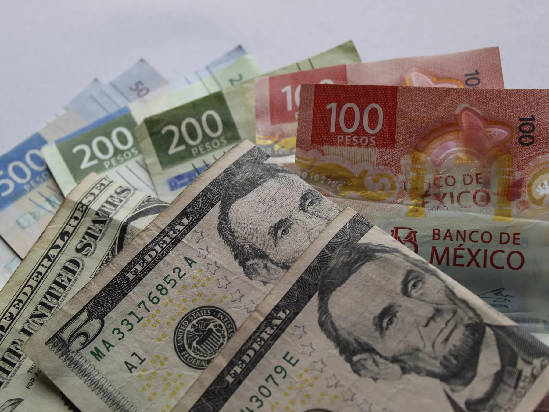 Peso se derepcia; espera decisión de Banxico y Paquete Económico 2025