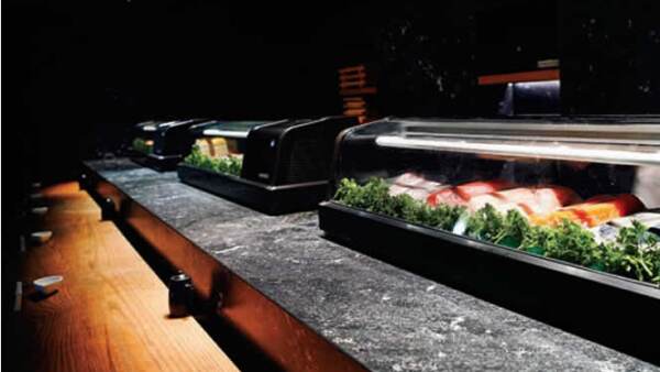 El arquitecto, Rojkind y la cabeza del Tori Tori, el doctor Kumoto consiguieron crear una rica experiencia sensorial de la tradicional comida japonesa con la tenue y relajante iluminación del restaurante.