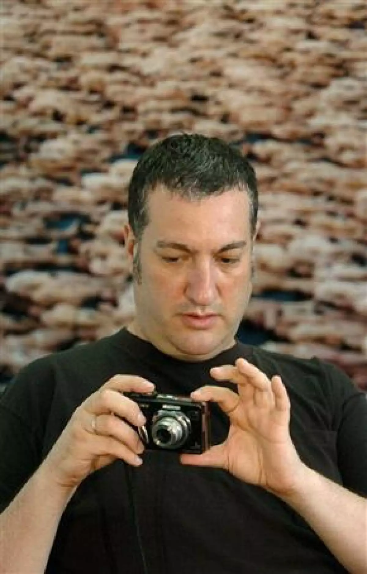 El fotografo, que se distimgue por sus imágenes con personas desnudas, presentó su nuevo trabajo en la Ciudad de México inspirado en obras de arte contemporáneo.