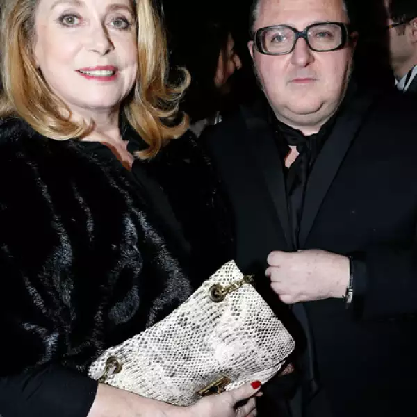 La actriz Catherine Deneuve con el director artístico de Lanvin, Alber Elbaz.