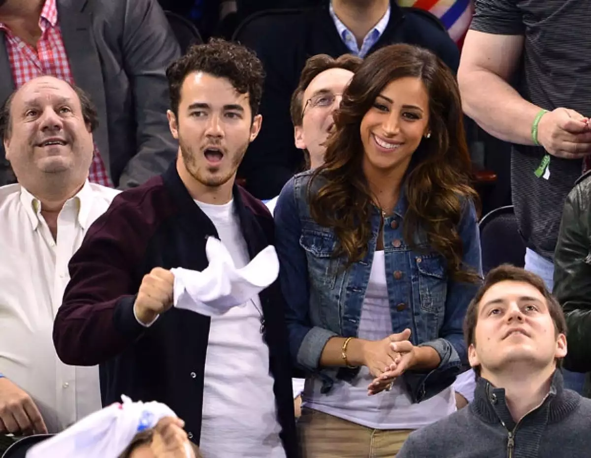El integrante de los "Jonas Brothers" y Danielle finalmente se convertirán en papás, la noticia la dio el cantante en exclusiva para E!News.