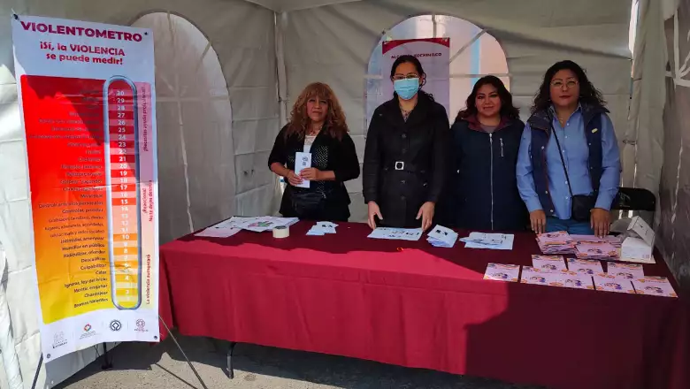 Imagen de trabajo en escuelas para informar y apoyar a los adolescentes de distintas zonas urbanas y comunitarias de Xochimilco.