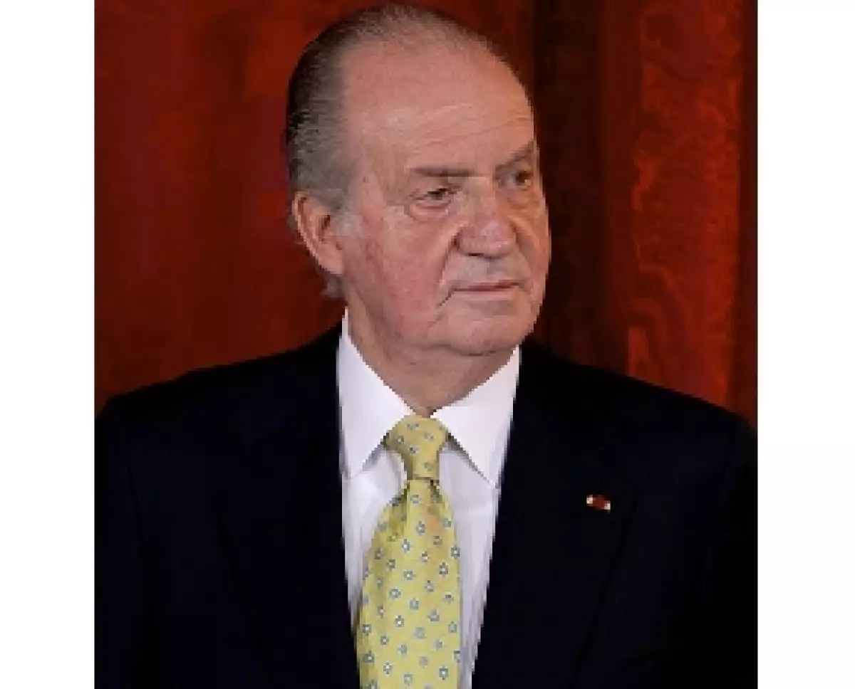 El descubrimiento de una fuerte transferencia de dinero del Rey Juan Carlos a la Infanta Cristina e Iñaki Urdangarin, tienen una vez más al monarca en el ojo del huracán.