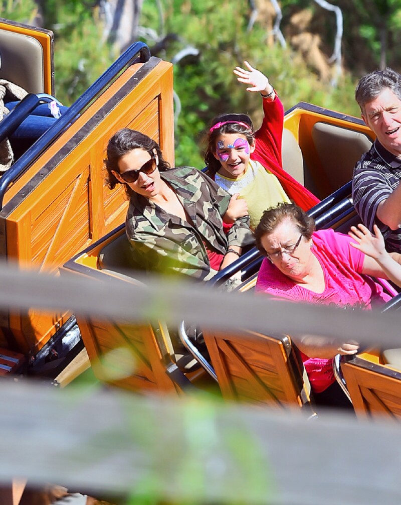 No todo fue mal humor para Suri en Disney, y es que en esta imagen se ve muy feliz con su papá a bordo de un roller coaster.