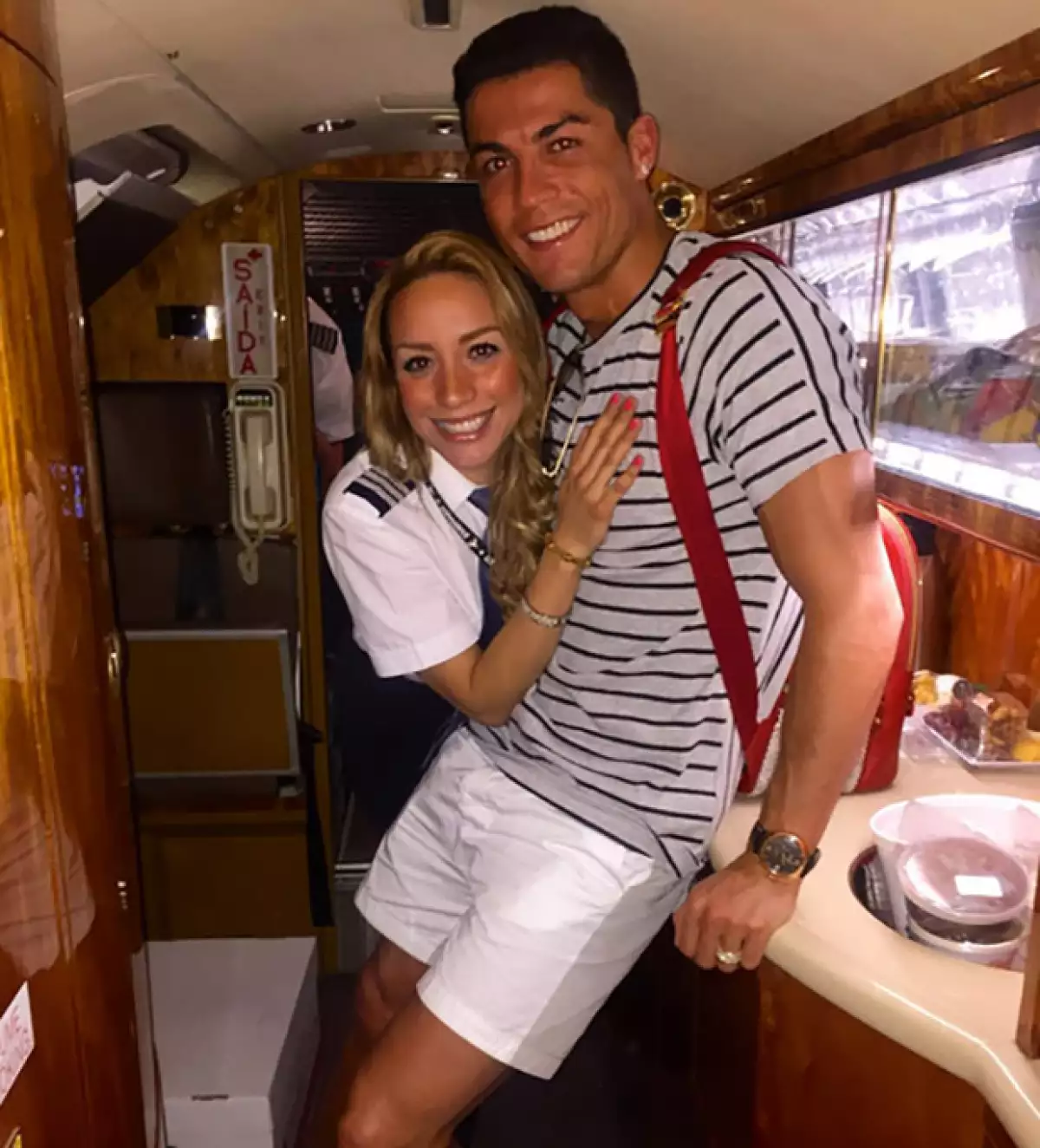 Medios internacionales vinculan al futbolista con Alejandra Manriquez, la piloto de su jet privado.