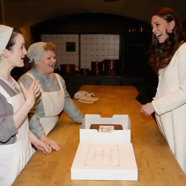 En la cocina del set estaban las actrices Sophie McShera y Lesley Nicol con un pastel en cuya leyenda estaba escrito el nombre de Downton Abbey.