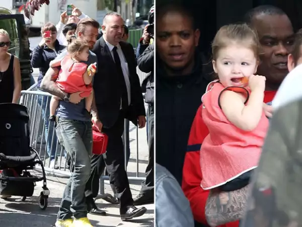 David cargando a la pequeña Harper