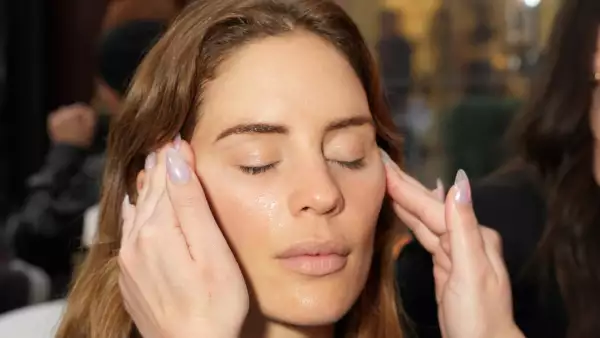 Mujer en rutina de belleza