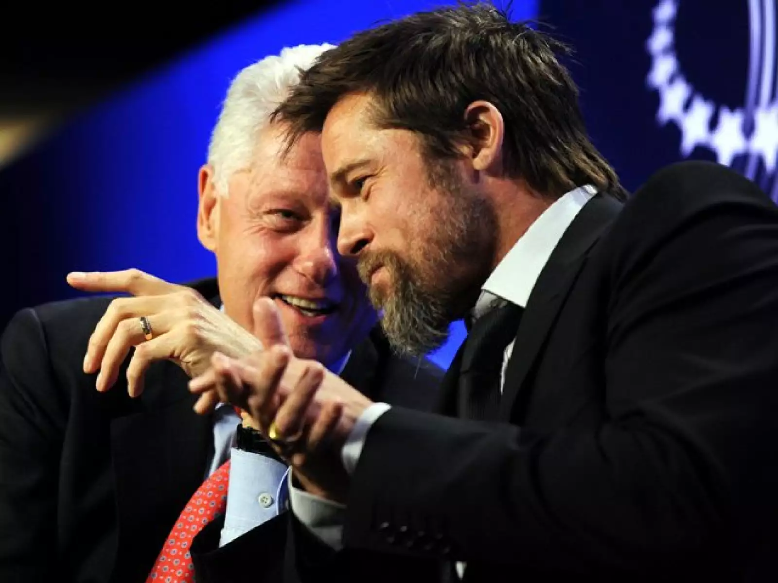 Las viviendas con las que el actor estadounidense Brad Pitt reconstruye una zona de Nueva Orleans fueron distinguidas hoy en la reunión que la Iniciativa Global Clinton celebra en Nueva York.