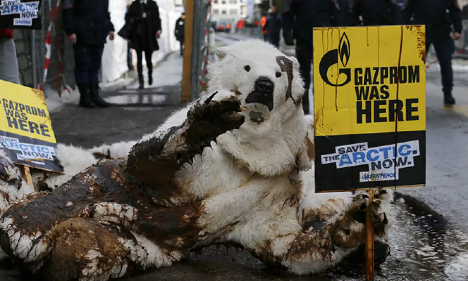 Activistas de Greenpeace vestidos de osos polares protestan cerca del WEF contra los derrames petroleros.