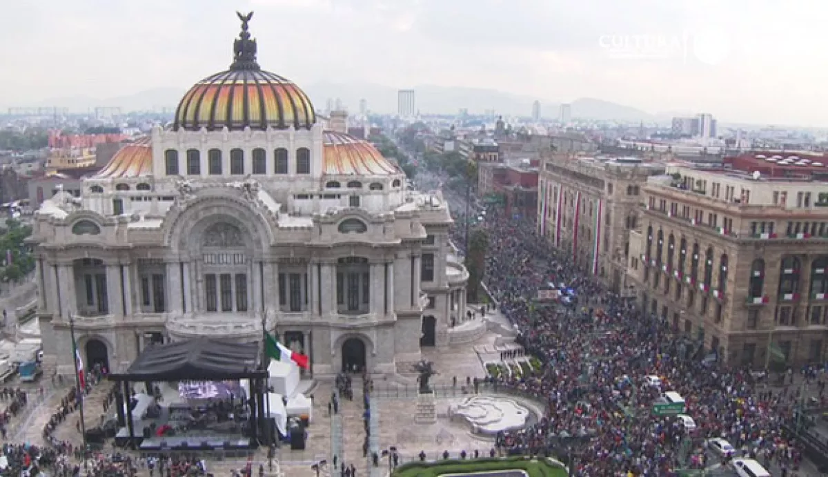 El momento en que llegan las cenizas de Juan Gabriel a Bellas Artes.