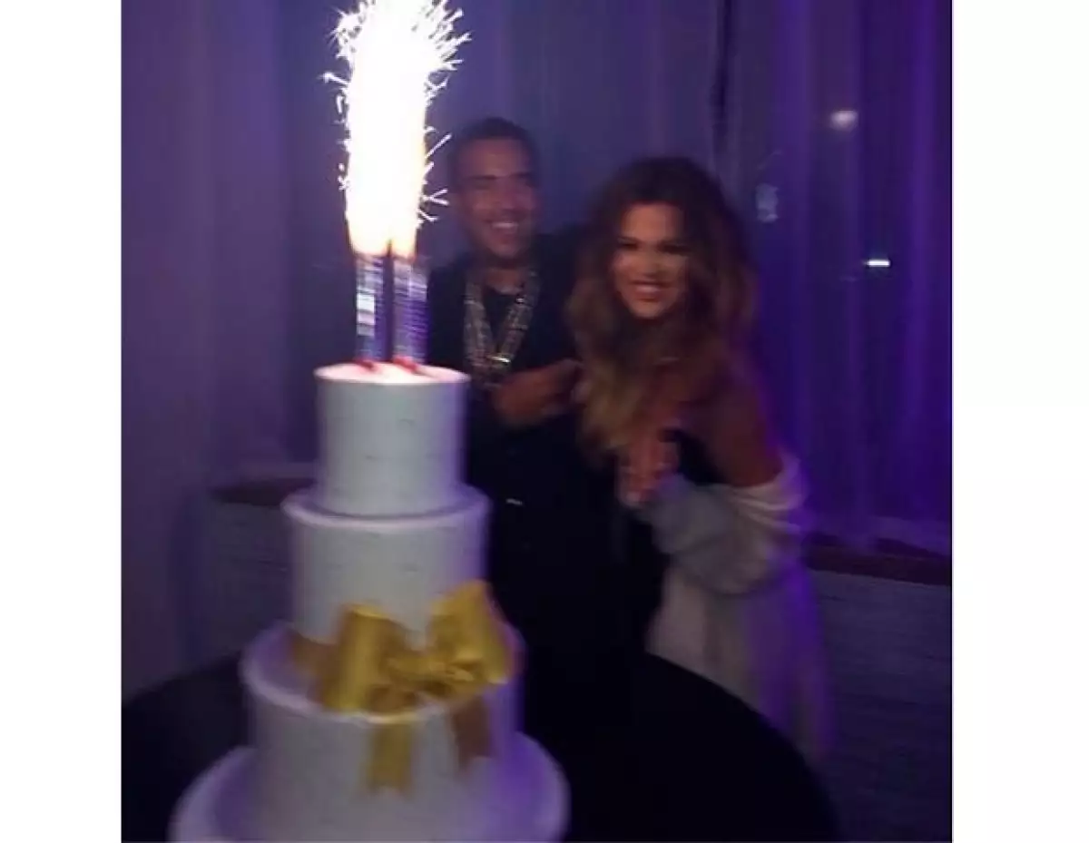 La socialité celebró la víspera de su cumpleaños con su familia y quien se dice es su nuevo novio, French Montanta, una lujosa camioneta fue su regalo.