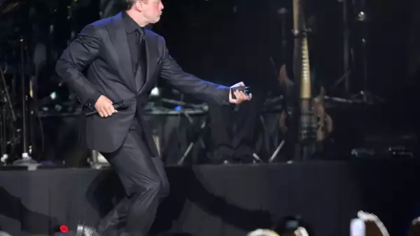 Luis Miguel continuó su repertorio con "Amor, Amor, Amor", y una canción original de Frank Sinatra, "Come Fly With Me".
