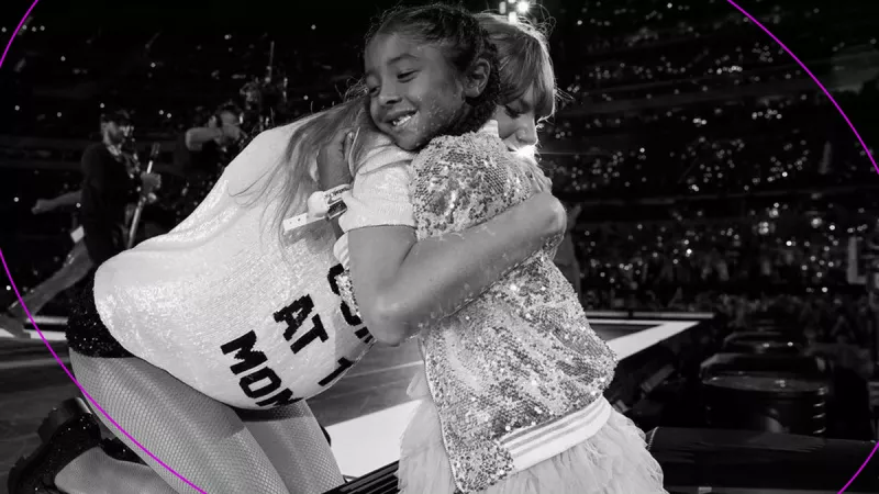 Taylor Swift le regala su sombrero a Bianka Bryant.