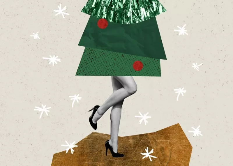 Foto collage que muestra las piernas de una mujer con tacones y, en lugar de cuerpo, es un arbolito de Navidad. 