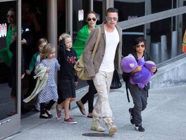 Brad Pitt, Angelina y sus hijos saliendo del Aeropuerto Internacional de los Ángeles el año pasado.