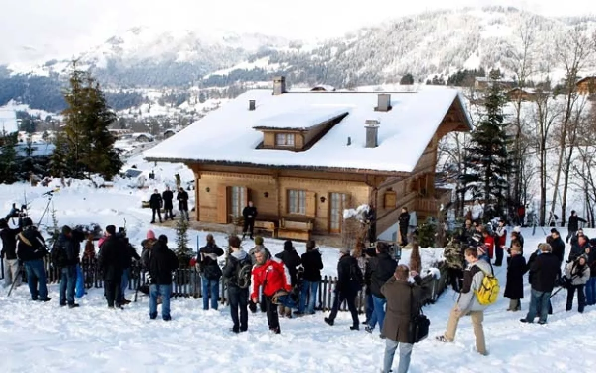Como era de esperarse, los medios de comunicación y algunos curiosos se dieron cita alrededor del chalet para poder captar la llegada de Polanski.