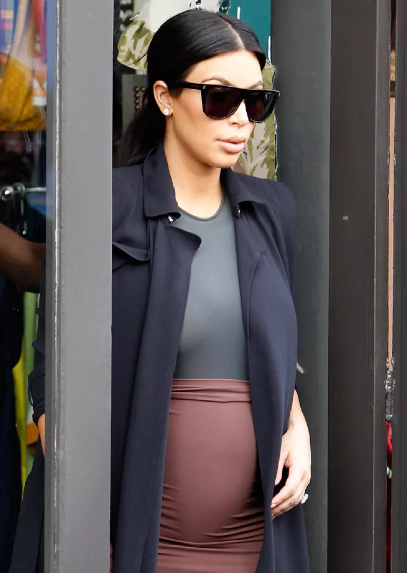 El baby bump de la esposa de Kanye West ha crecido de una manera sospechosamente rápida, por lo que ha despertado escepticismo en sus redes sociales.