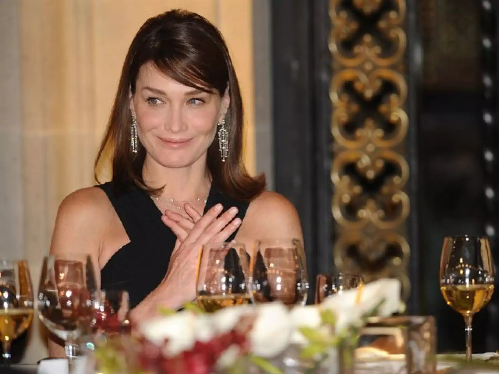 Con una expresión de picardía, Carla Bruni sonrió al mismo tiempo que se frotaba las manos.