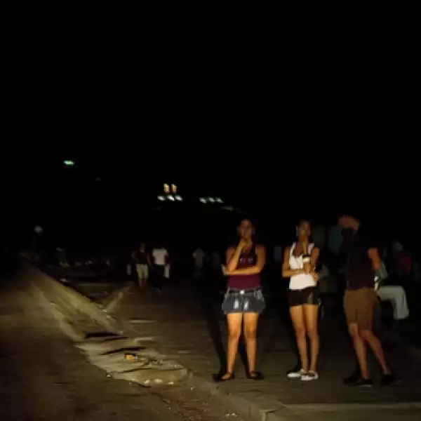 Cubanos sufren corte de corriente eléctrica