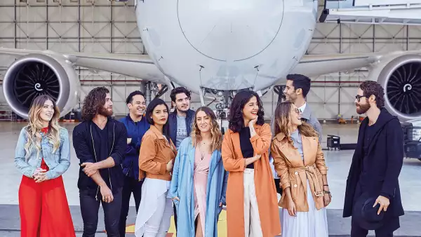 Influencers Con Maleta En Mano