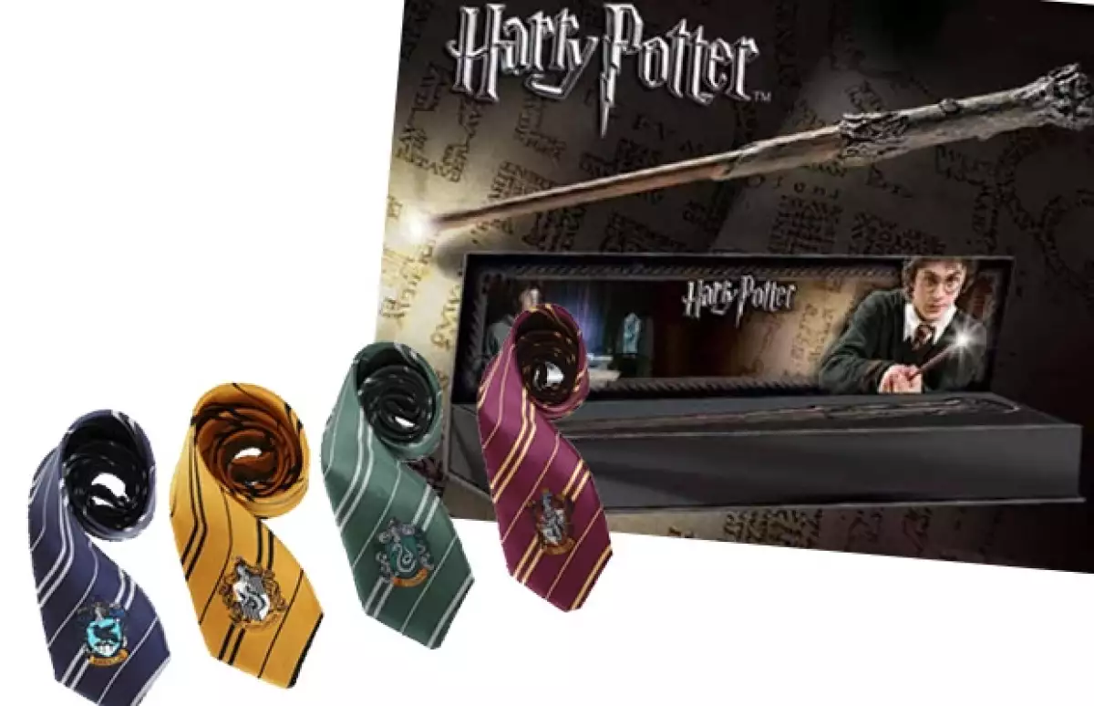 También hay corbatas de cada una de las casas y varitas de los personajes.