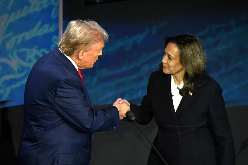 Kamala Harris, una mujer negra de 59 años  y Donald Trump, un hombre blanco de 78 se dan la mano durante el debate del pasado martes.