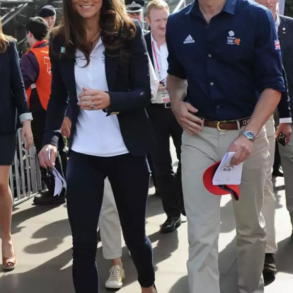 La duquesa de Cambridge opta por un look monocromático y clásico.