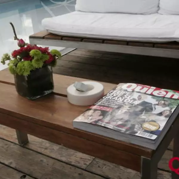 Mesa de centro con revista Quién