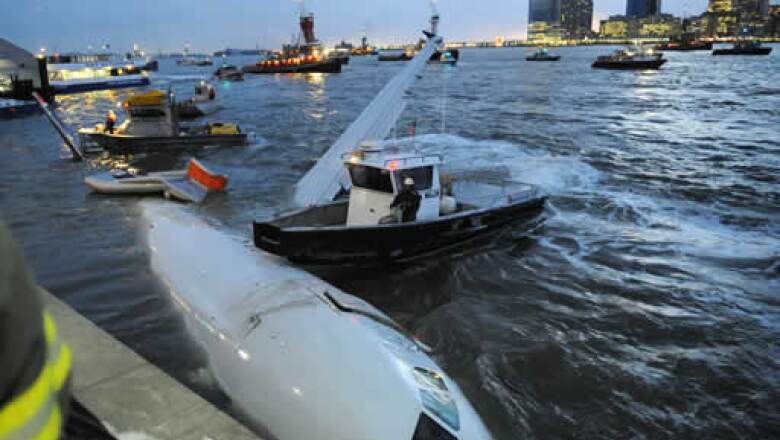 Expertos consideraron que el aterrizaje en agua sin que se rompiera fue extraordinario. Es increíble que pudiera aterrizar sin romperse, indicó Max Vermij, investigador del Accident Cause Analysis.