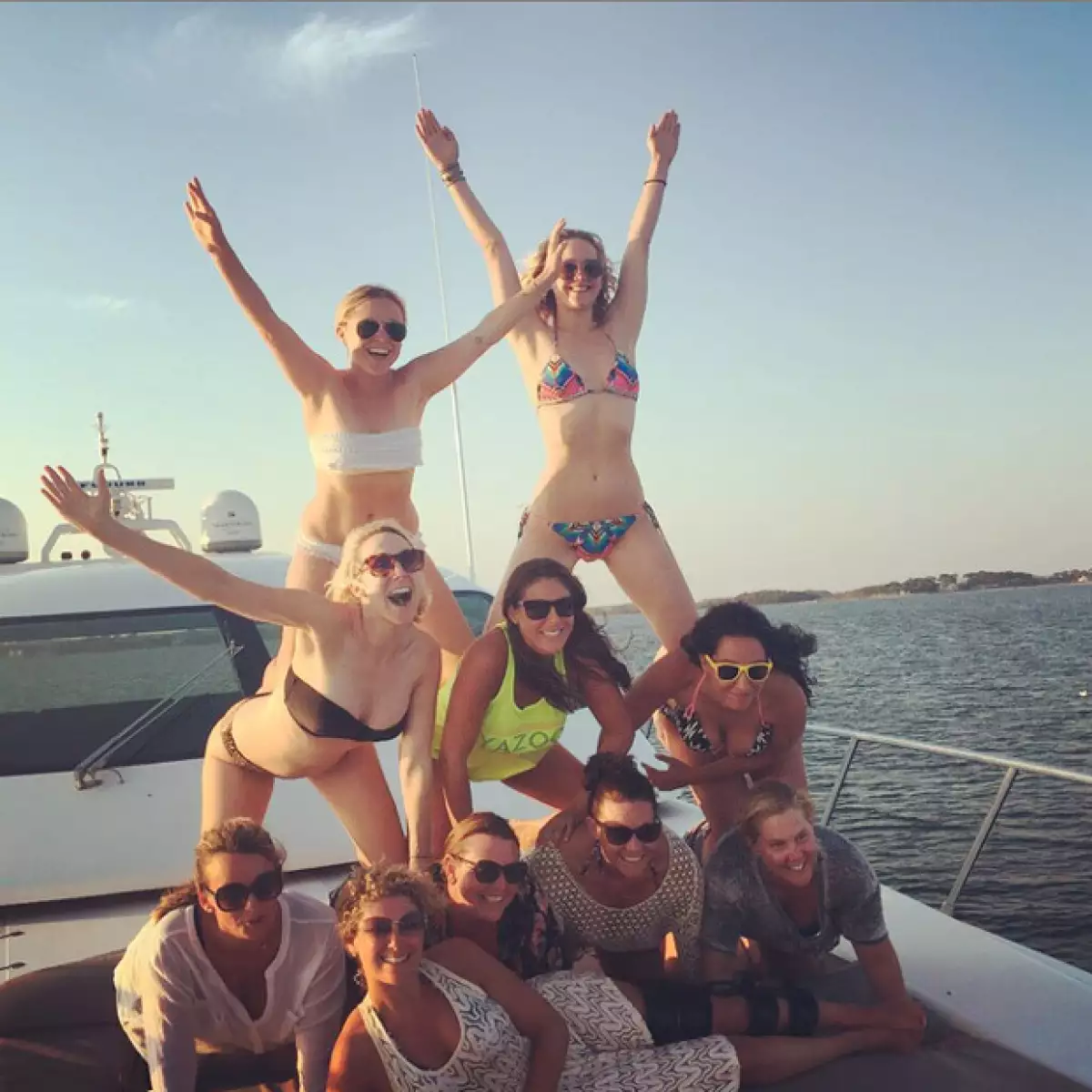 En compañía de sus amigas, hicieron una pirámide que Amy compartió en Instagram.