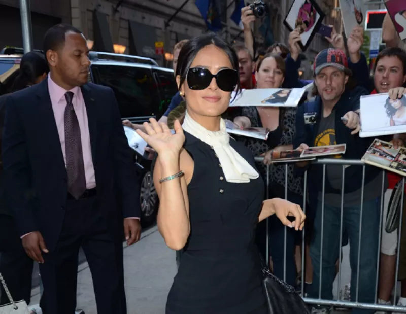 La artista estará el viernes en el país europeo, puesto que será la encargada de presentar la gala del Premio Gucci para mujeres del cine 2012.