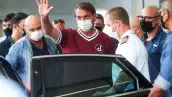 El presidente brasileño Jair Bolsonaro saluda a la gente cuando deja el hospital Vila Nova Star en Sao Paulo. 