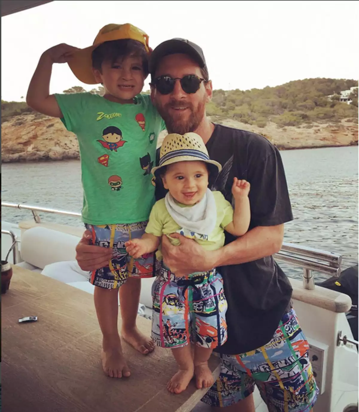 El futbolista argentino disfruta con su familia de unas agradables vacaciones en las islas Bahamas que le ayudan a olvidarse por un momento de sus problemas con la justicia.